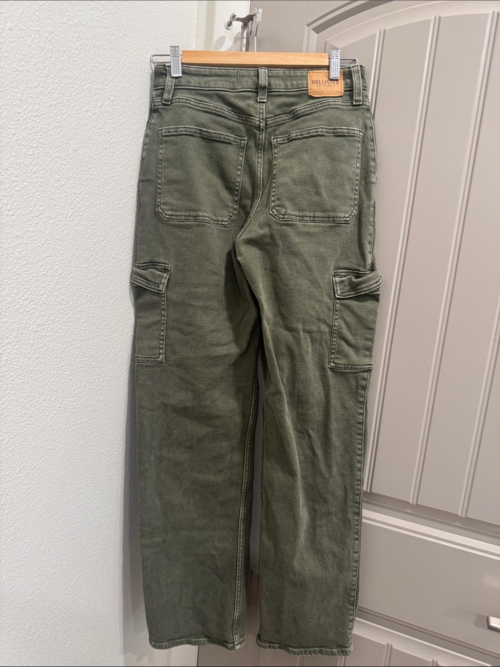 Hollister Olive Cargo Pants Utility Pockets Ultra High rise dad Jean size 2R 26R - Picture 4 of 4